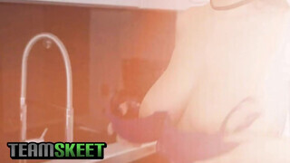TeamSkeet - bögyös debella maca és a pici faszi esete