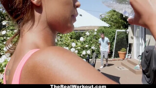 TheRealWorkout - fekete csinos fitness vlogger videója
