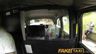 Faketaxi - szőrös pinájú milf csaj kupakol egyet