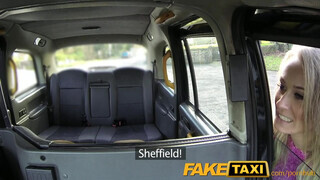 FakeTaxi - vékony lány vonzó csizmában