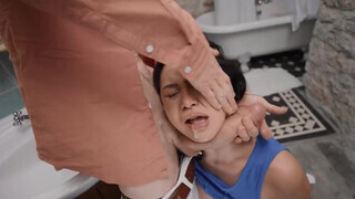 Brazzers - Violet Myers a fürdőben kupakol