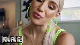 MOFOS - Abella Danger szőrös cuncija bekúrva