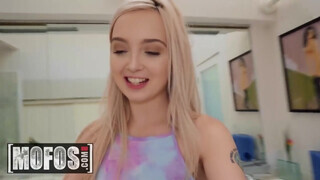 MOFOS - Lexi Lore derekasan hátsó lyukba kefélve