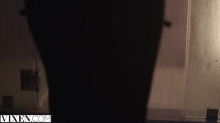 VIXEN - Allie a bájos világos szőke milf