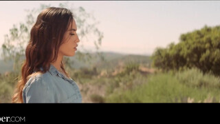 Deeper - raszta hajú stoppos csajszika