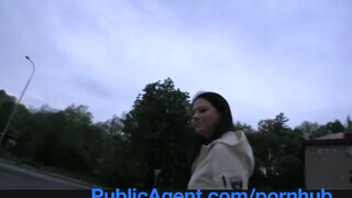 PublicAgent - lebukott a nőci pisizés közben