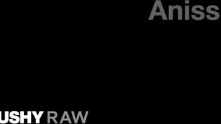 TUSHYRAW - Anissa Kate fenekébe dákót tolnak