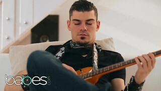 Babes - Mia Evans reszel a gitáros hapsival