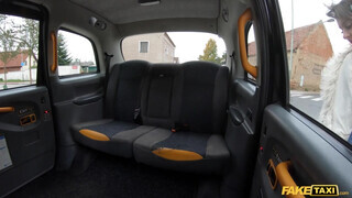 Fake Taxi - Vile Vixen jól orálozza a kárót
