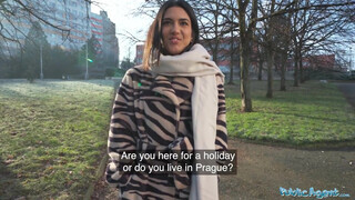 Public Agent - Lena Coxx borotvált cuncija bekúrva