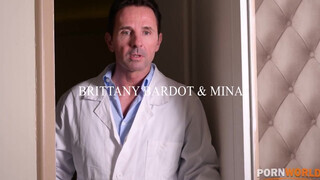 Brittany Bardot és Mina négyesben kettyintenek