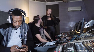 PrivateBlack - Stacy Cruz élvezi a óriási péniszt
