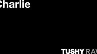 TUSHYRAW - Charlie a kívánatos világos szőke milf