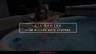 Karups - Gia Bawerk a bájos világos szőke milf