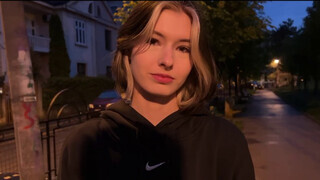 Cutie Kim megkettyintve hátulról