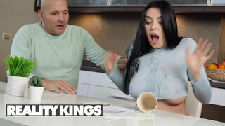 REALITY KINGS - Kira Queen a szomszéd fószerrel kefél
