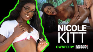Mofos - Nicole Kitt a csábos gigantikus cickós barna gádzsi