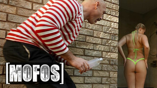 MOFOS - Harley King a bájos világos szőke tinédzser szuka