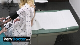 Karcsú világos szőke páciens hagyja, hogy a perverz doktor és a csinos hatalmas popós nővér kitágítsák a szűk fiatal punciját