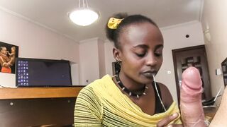 Nyakörves néger repedtsarkú nyáladzik a főnök hímtagján