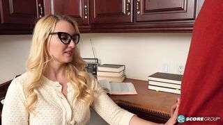 Gyönyörű 40-es Julia Robbie és a tinédzser csávó