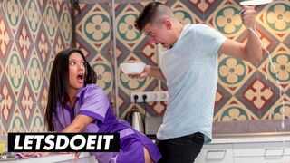 A vonzó szobalány Jade Presley kitakarít és cumizza a gigászi faszkat a forró szálláson
