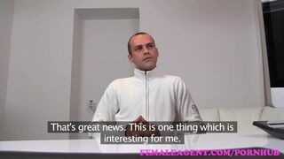 Izgató milf ügynök teszteli a brutális faszit