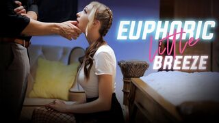 Cuki tinédzser Breezy Bri kinky hangulatban csábítja a nevelő atyja barátját vadító alsóruhában