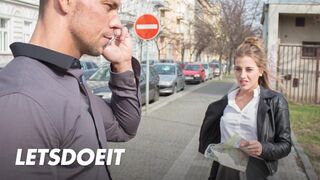 Lenyűgöző turista Silvia Dellai mélyen meghágva egy helyi fószer által