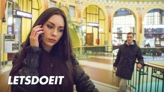 Arwen Gold szűk punciba vágyik egy külföldi farka kalandra