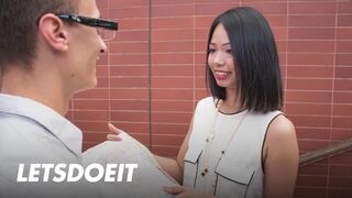 Jureka Del Mar ázsiai pipi cidázza a gigászi zsíros idegen fazt és jól meglovagolja