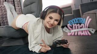 Kicsike zsenge szuka Aria Banks elkapja magas mostohabátyját Chris Epicet, aki a szobájában veri a pöcse