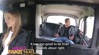 Tinédzser fickó gyorsan megdugja Angel Piaff lucskos csupasz puncáját a hamis taxiban