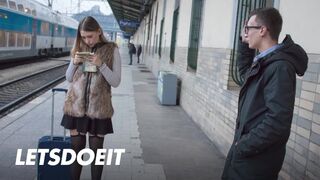 Selvaggia tinédzser gádzsi felfogta Charlie Dean termetes faszát egy gyors pov dugásra