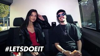 Vékony csoki Coco Kiss pénzért cidázza a gigászi néger fazt az autóban