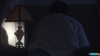 Fiatal bige cidázik és lovagol a farkon ágyban lefekvés előtt
