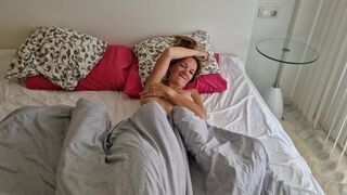 Izgató krapek megbassza a haver feleségét, miután az lelépett, és pov videót készít neki