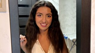 A szomszéd fiatal betört hozzám, levette a bugyiját és megkínált a forró puncival