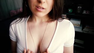 Fiatal amatőr barna hajú termetes cickós gádzsi asmr relax hancúrozása