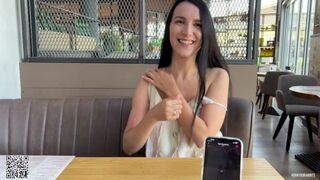 Eva keményen élvez a nyilvános étteremben a lovense ferri távirányítós műfallosszal