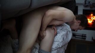 Világos Szőke zsenge beleélvezést kap karanténban, óvszer nélkül