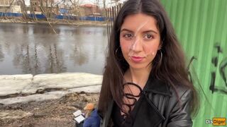 Spermafriss maca sétál a parkban, arcán a forró fröccsenéssel