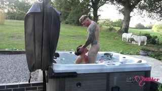Bájos kinti baszás a forró jacuzziban egy kéjelgő hétvégén