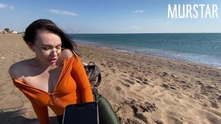 A repedtsarkú beindult az interaktív játéktól és szopott a strandon