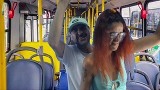 Idegen egyetemista nőcit kefélnek meg a buszon!