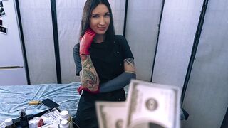 Csábos nővér latex kesztyűben segít betegének spermamintát adni