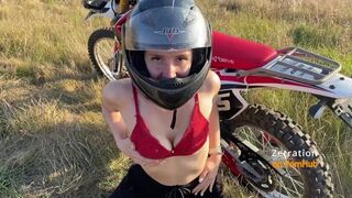 Csábító motoros lány szopja a motorost az enduro mezőn
