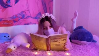 Apró fiatal pipit teleélvezik a tökéletes seggén