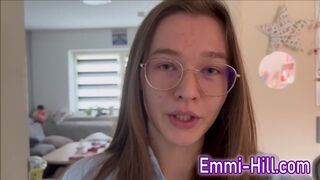 Kinti spriccelés! 18 éves vékony fiatal keféli nagy punciját a szabadban, amíg el nem élvez
