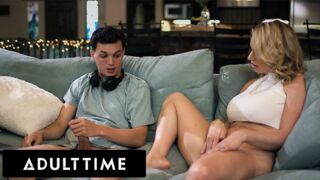 Adult Time exkluzív - Szívdöglesztő MILF elkapja mostohafiát peckezés közben és csatlakozik hozzá